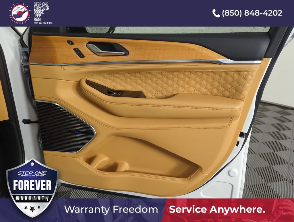 Used 2023 Jeep Grand Cherokee Summit AWD/4WD image 35