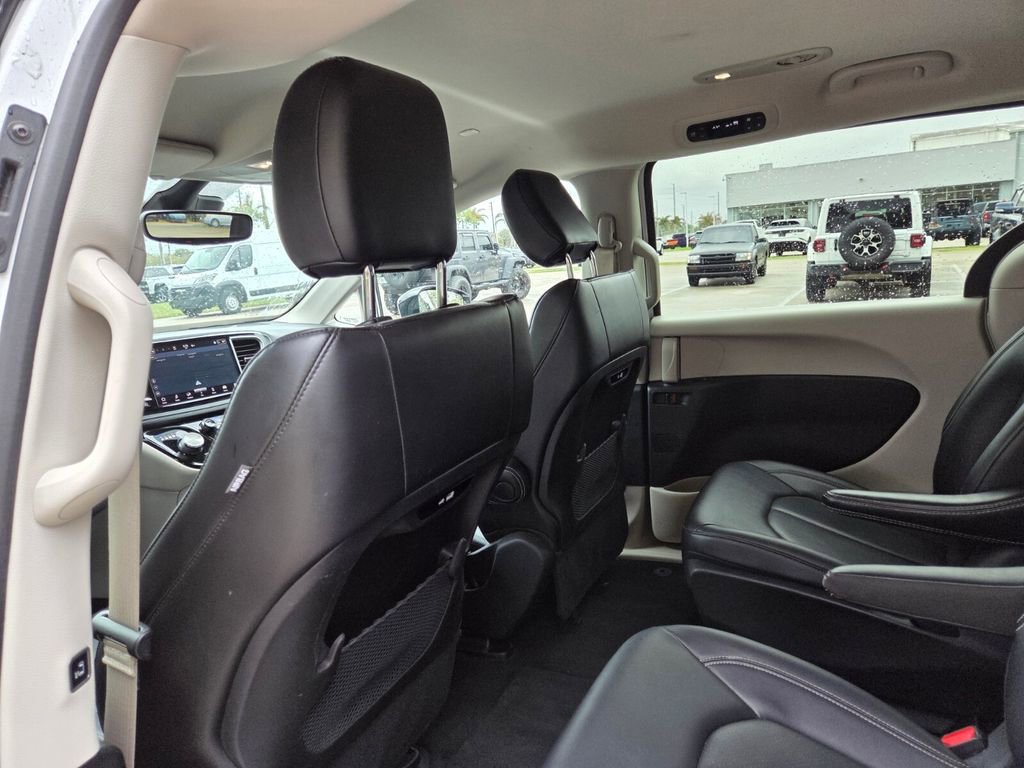 Used 2024 Chrysler Pacifica Select image 21
