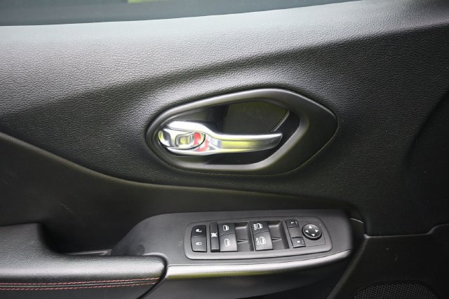 Used 2022 Jeep Cherokee Trailhawk AWD/4WD image 13