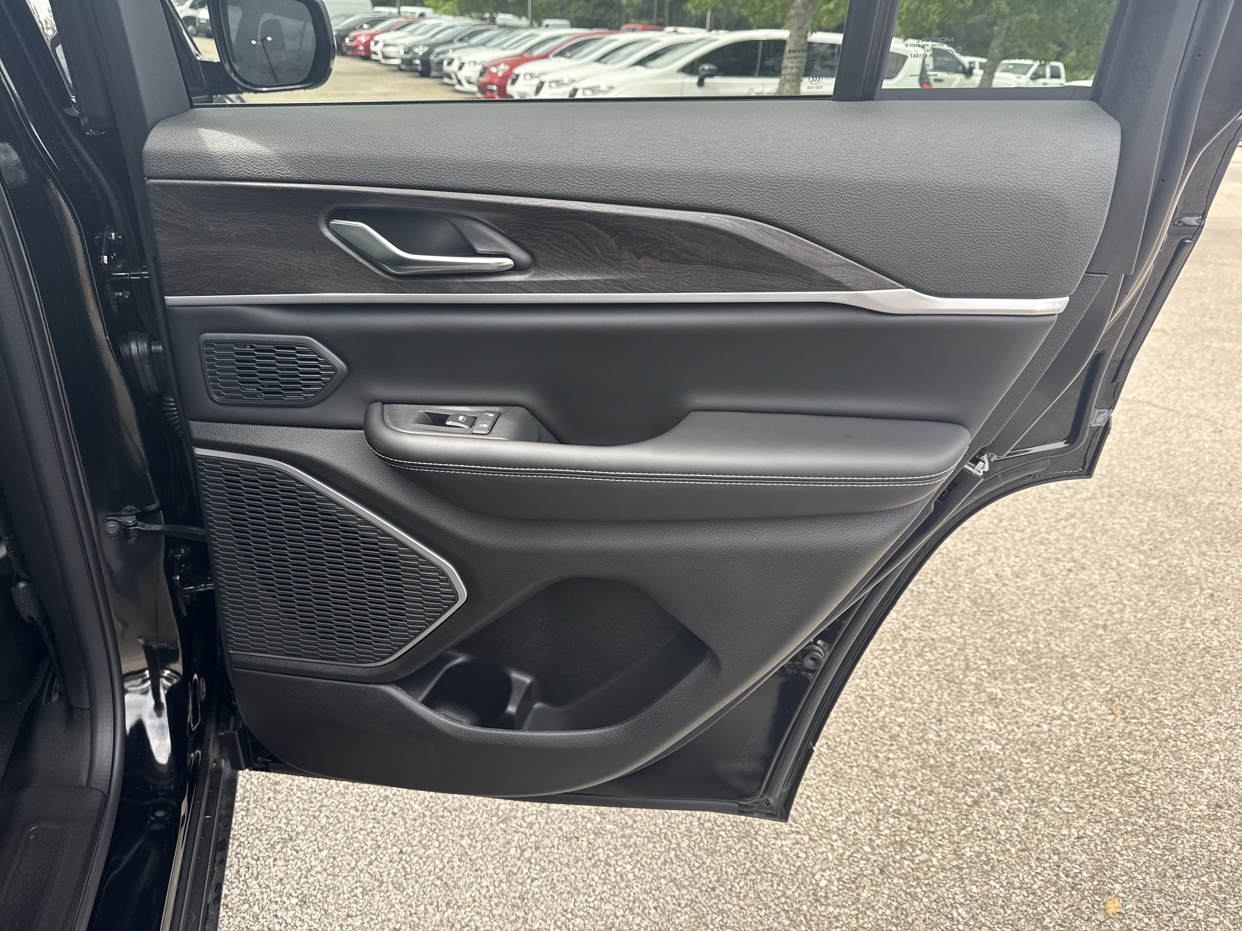 New 2026 Jeep Grand Cherokee Limited w/ Luxury Tech Group II RWD image 17