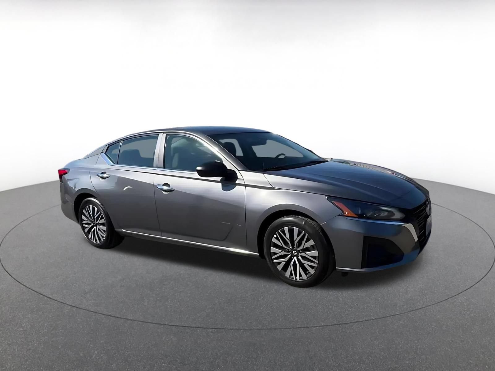 Used 2025 Nissan Altima 2.5 SV FWD image 2