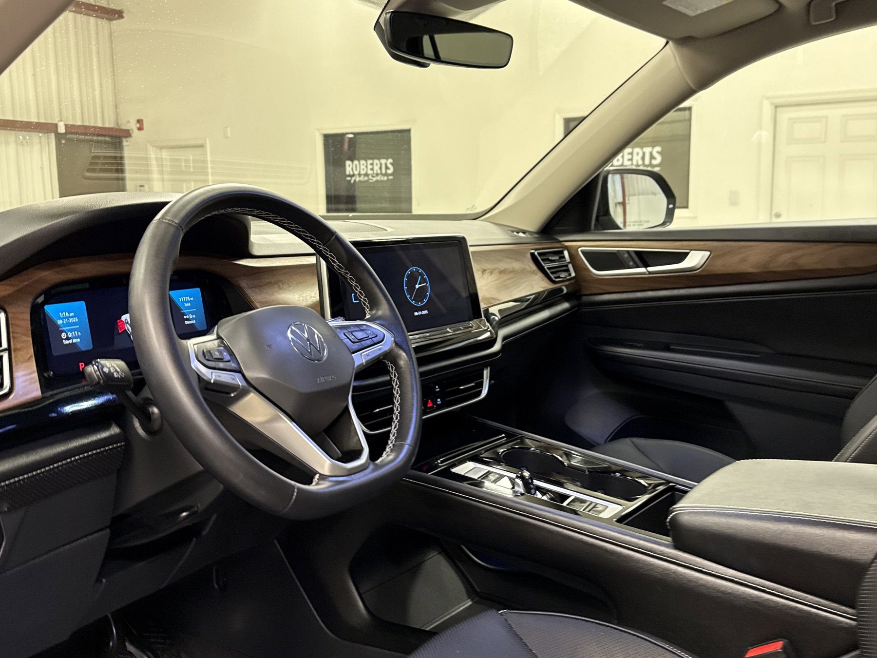 Used 2024 Volkswagen Atlas SE w/ Black Wheel Package image 6