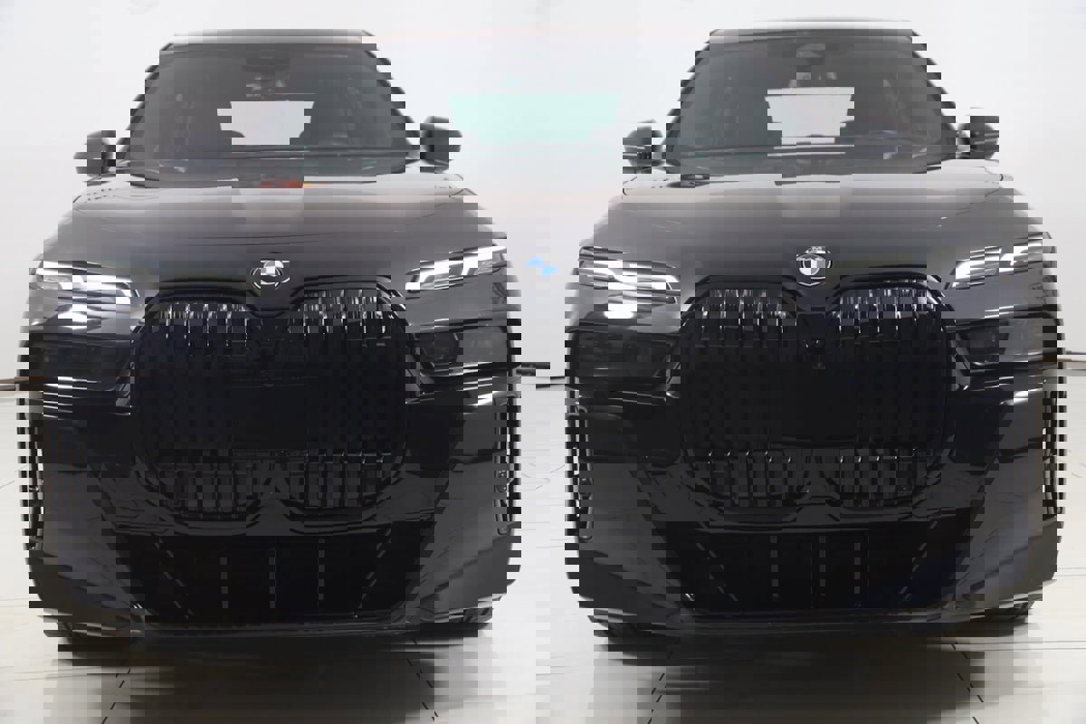 Used 2023 BMW 740i w/ Parking Assistance Package image 73