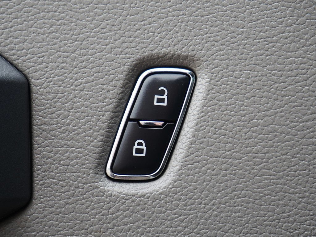 Used 2016 Ford F150 XLT AWD/4WD image 25