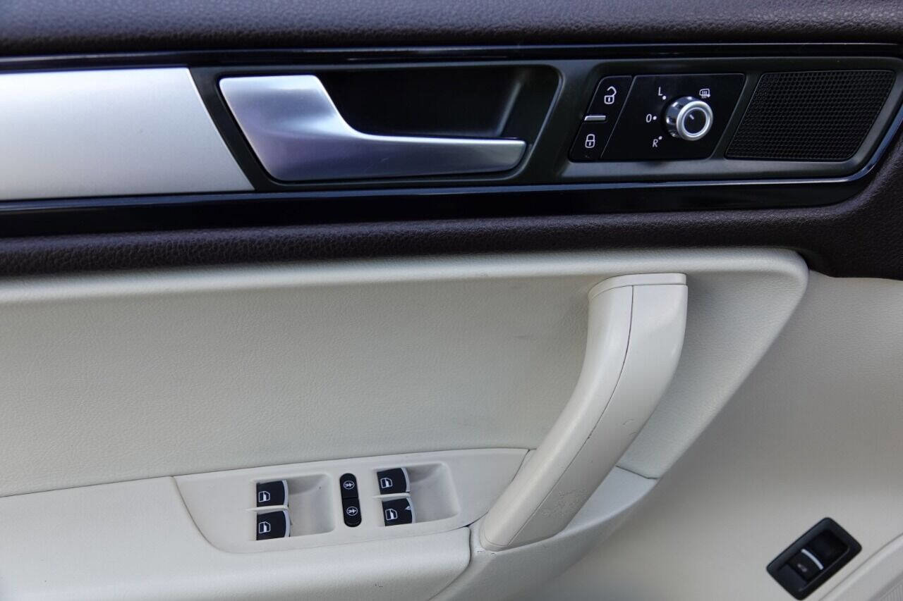 Used 2012 Volkswagen Touareg Sport image 35