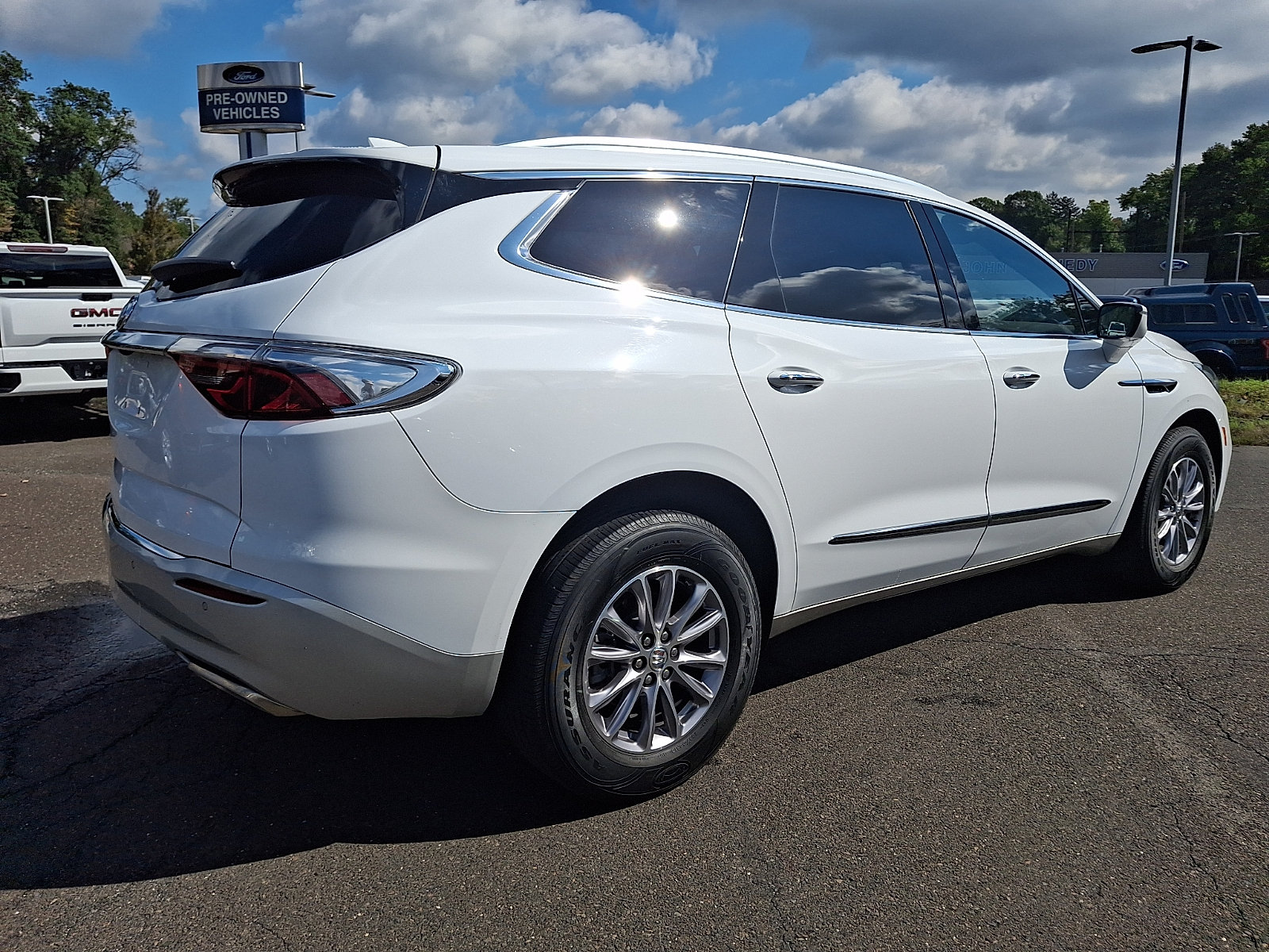 Used 2023 Buick Enclave Essence AWD/4WD image 6
