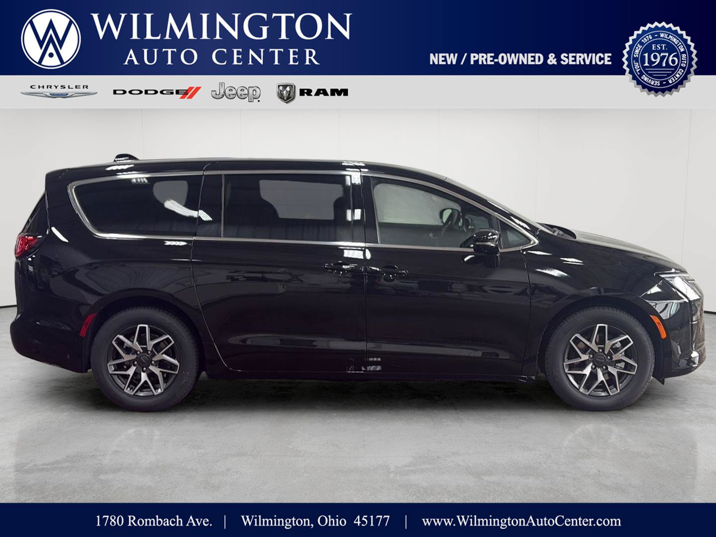 New 2027 Chrysler Pacifica Limited FWD image 1