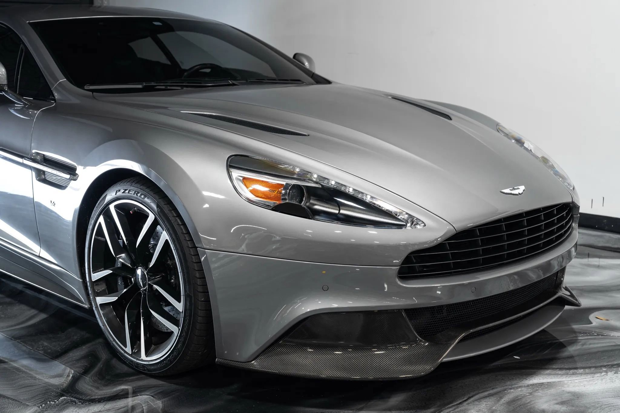 Used 2017 Aston Martin Vanquish Coupe RWD image 3