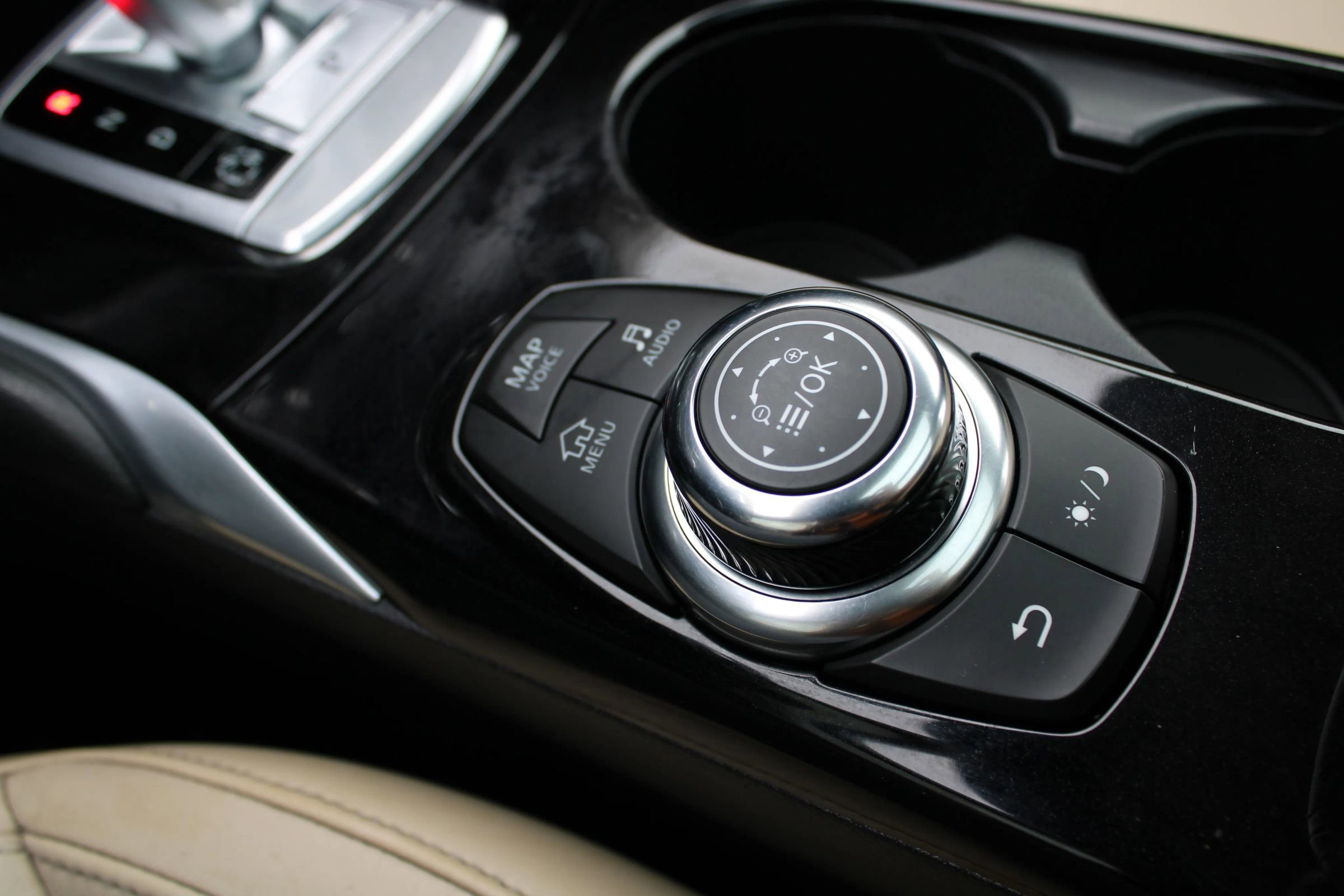 Used 2017 INFINITI QX30 Premium w/ Navigation Package image 18