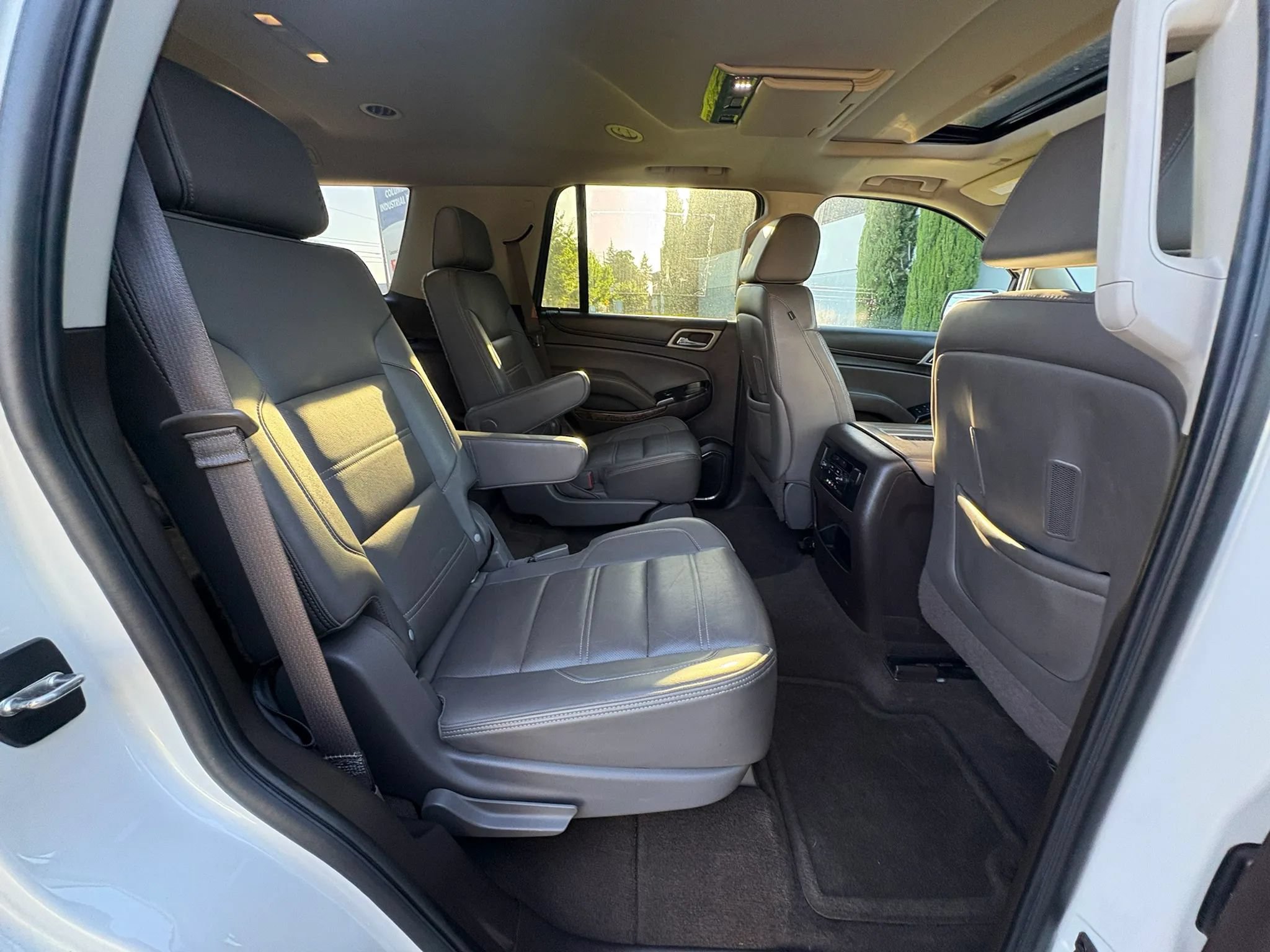 Used 2015 GMC Yukon Denali w/ Premium Package AWD/4WD image 22