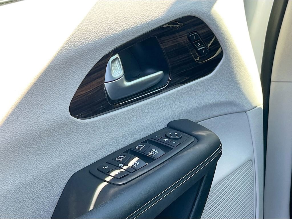 Used 2024 Chrysler Pacifica Limited w/ Trailer Tow Group image 18