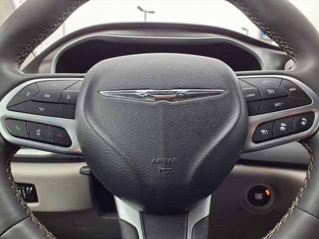 Used 2024 Chrysler Pacifica Touring-L image 16