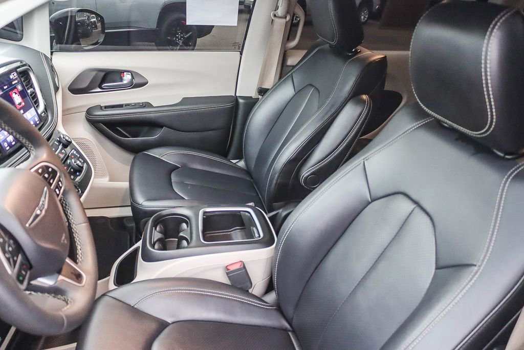 Used 2024 Chrysler Pacifica Select image 40
