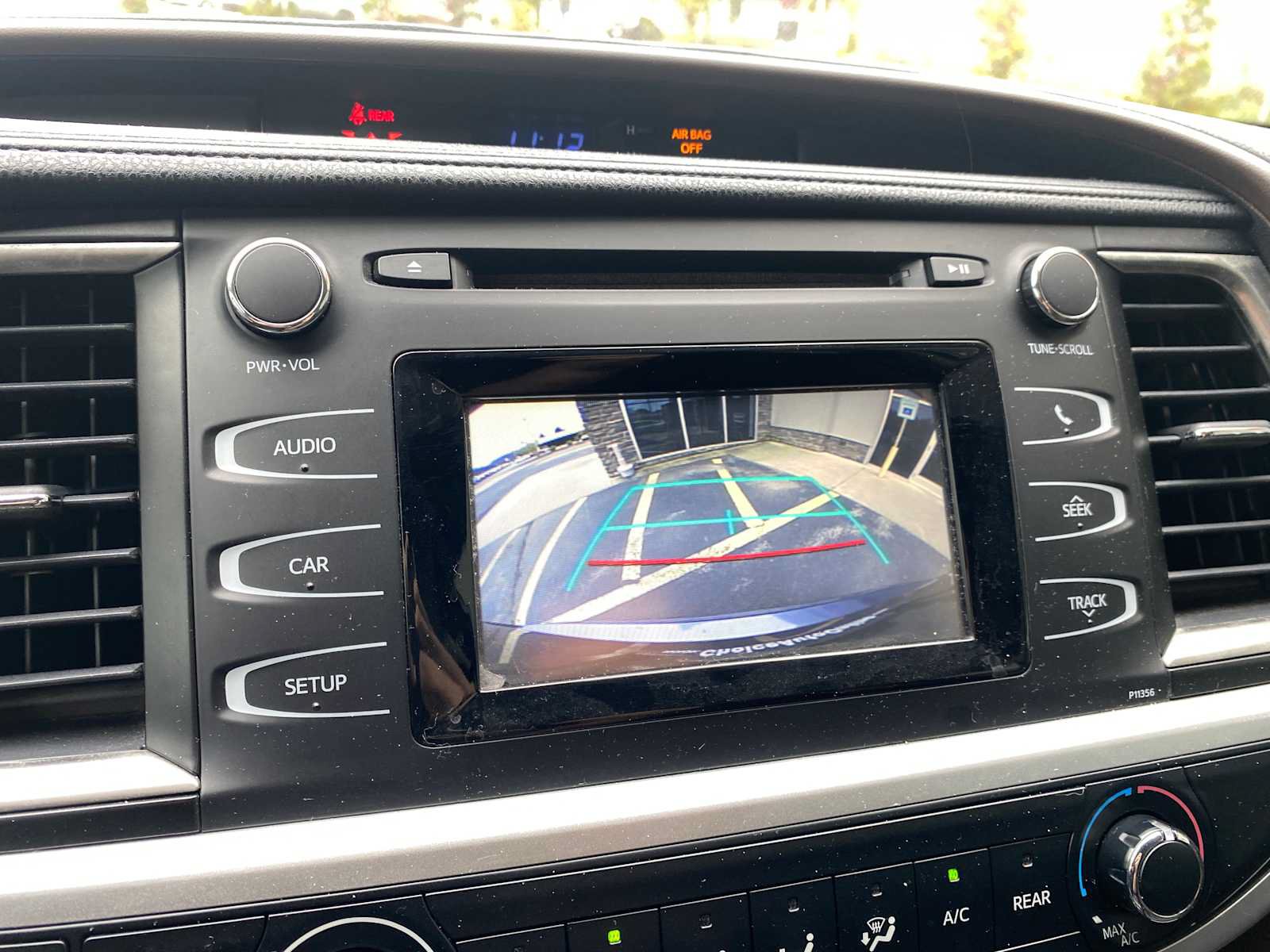 Used 2018 Toyota Highlander LE FWD image 18