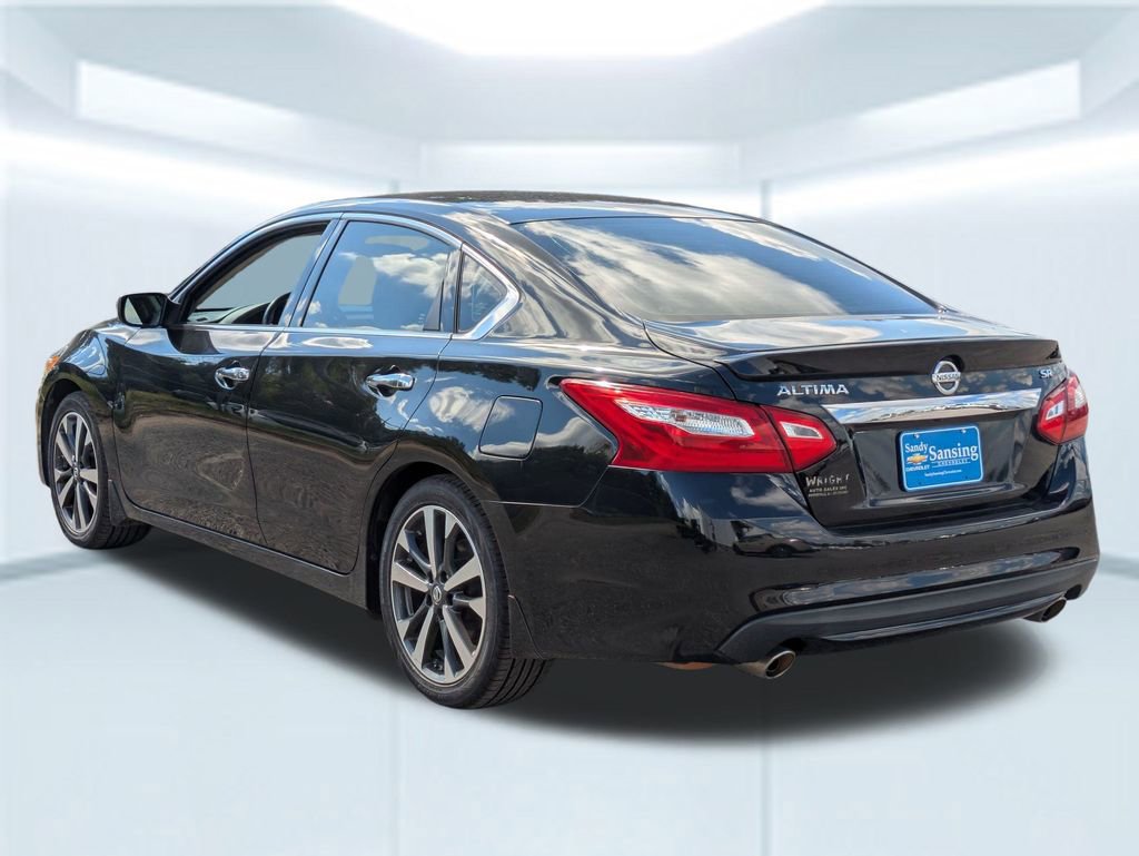 Used 2016 Nissan Altima 2.5 SR w/ LED Appearance Package image 4