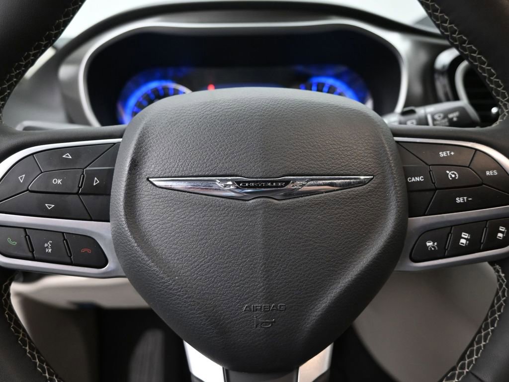 Used 2024 Chrysler Pacifica Touring-L image 18