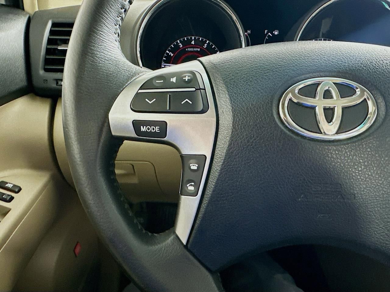 Used 2012 Toyota Highlander Limited w/ Tow Pkg AWD/4WD image 50
