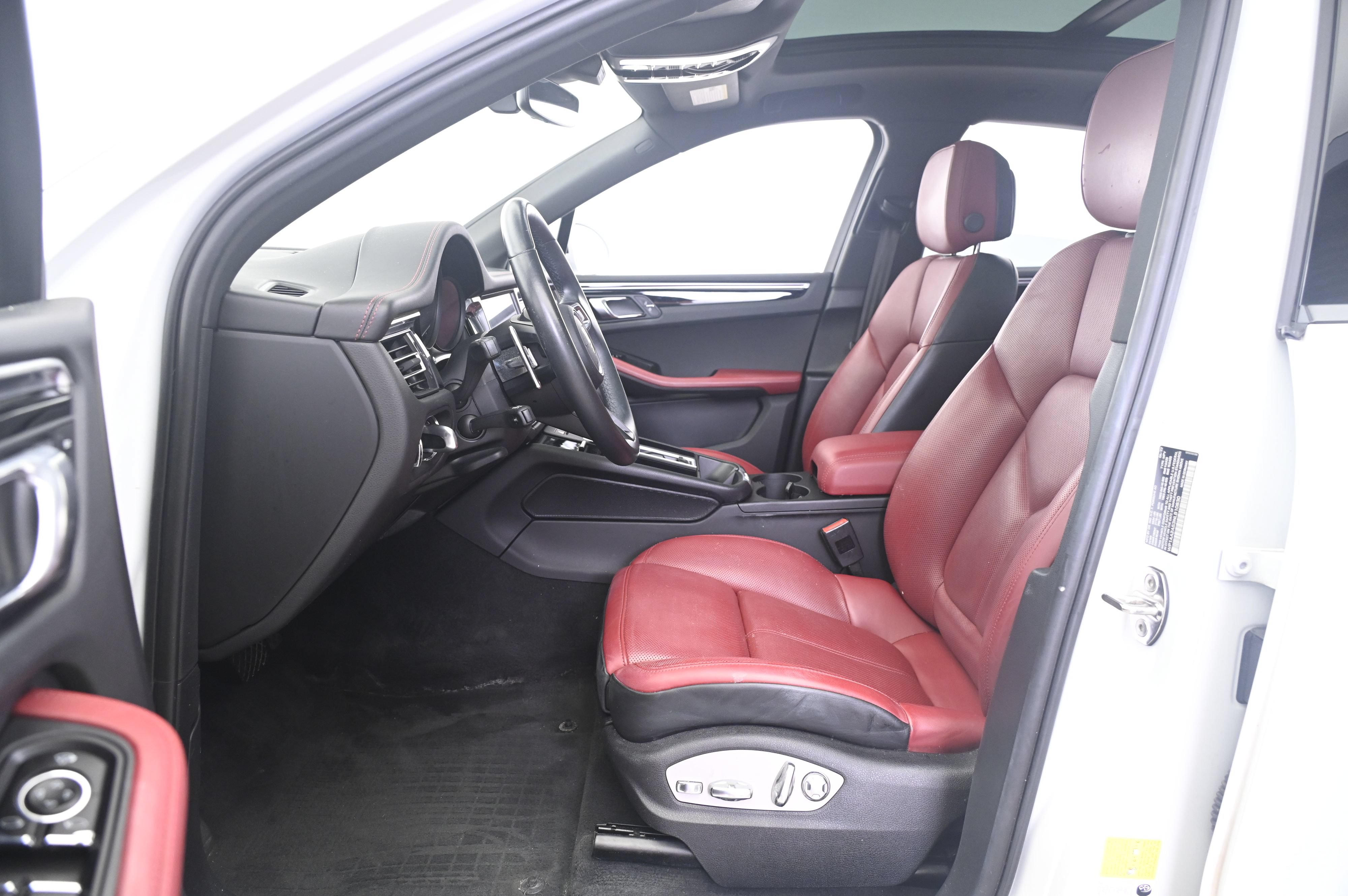 Certified 2022 Porsche Macan AWD/4WD image 29