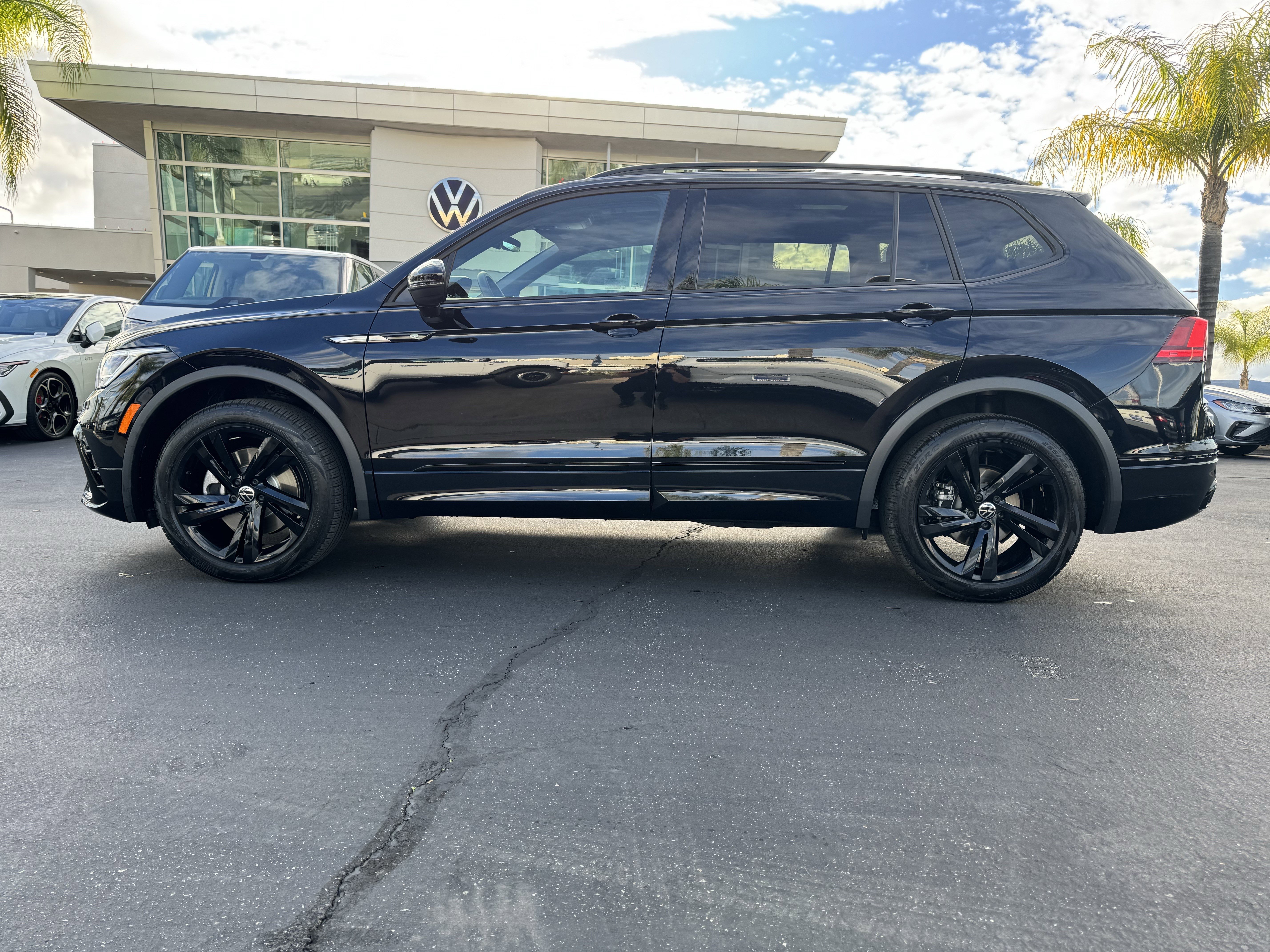 Certified 2024 Volkswagen Tiguan SE R-Line image 7