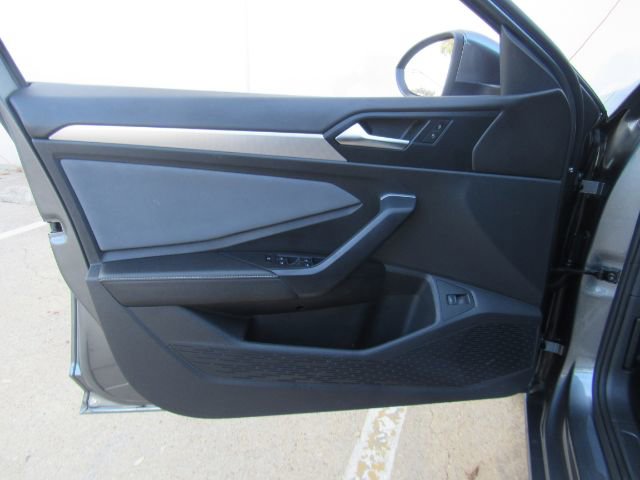 Used 2025 Volkswagen Jetta SE FWD image 15