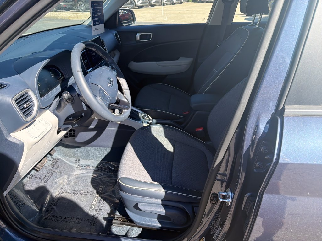 Used 2025 Hyundai Venue Limited FWD image 13