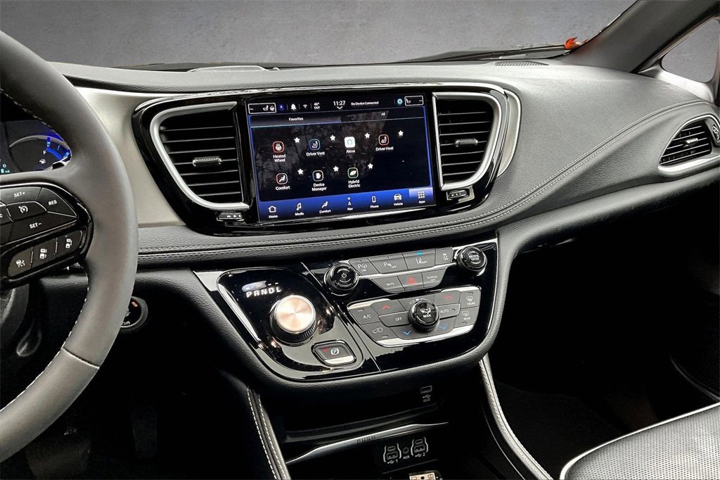 Used 2022 Chrysler Pacifica Limited w/ Uconnect Theater Family Group image 9