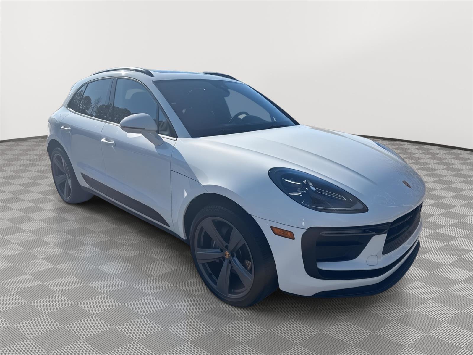 Used 2024 Porsche Macan w/ Premium Plus Package image 3