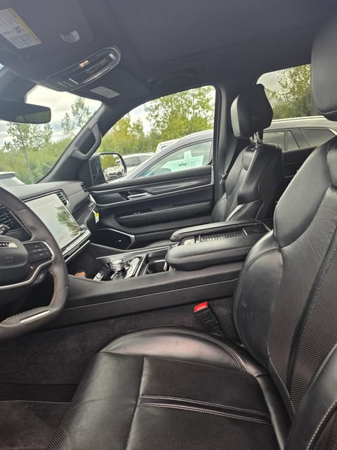 Used 2024 Jeep Wagoneer 4WD w/ Premium Group I image 10