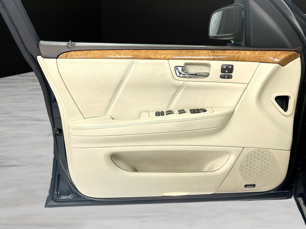 Used 2011 Cadillac DTS Platinum FWD image 37
