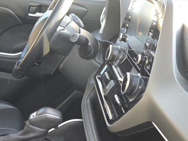 Used 2020 Toyota Highlander XLE image 28