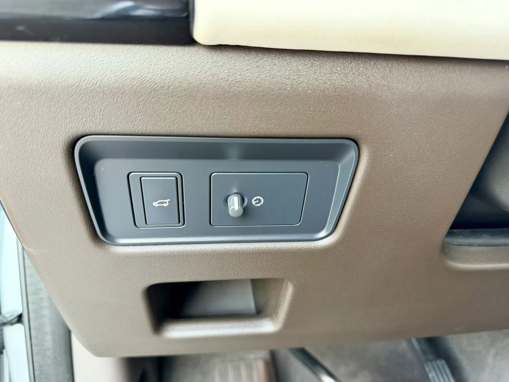 Used 2019 Land Rover Discovery HSE AWD/4WD image 38