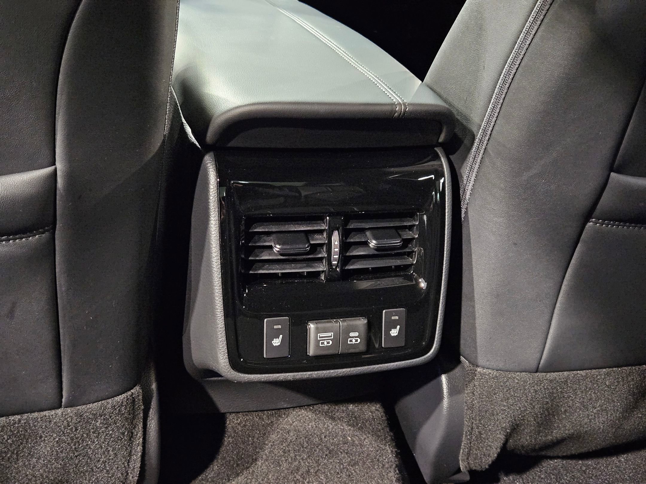 Used 2022 Toyota Avalon Limited image 39