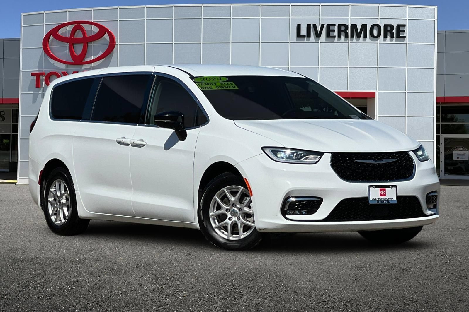 Used 2024 Chrysler Pacifica Touring-L FWD image 2