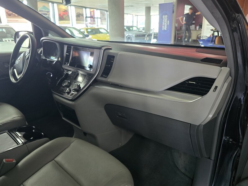 Used 2015 Toyota Sienna LE FWD image 14