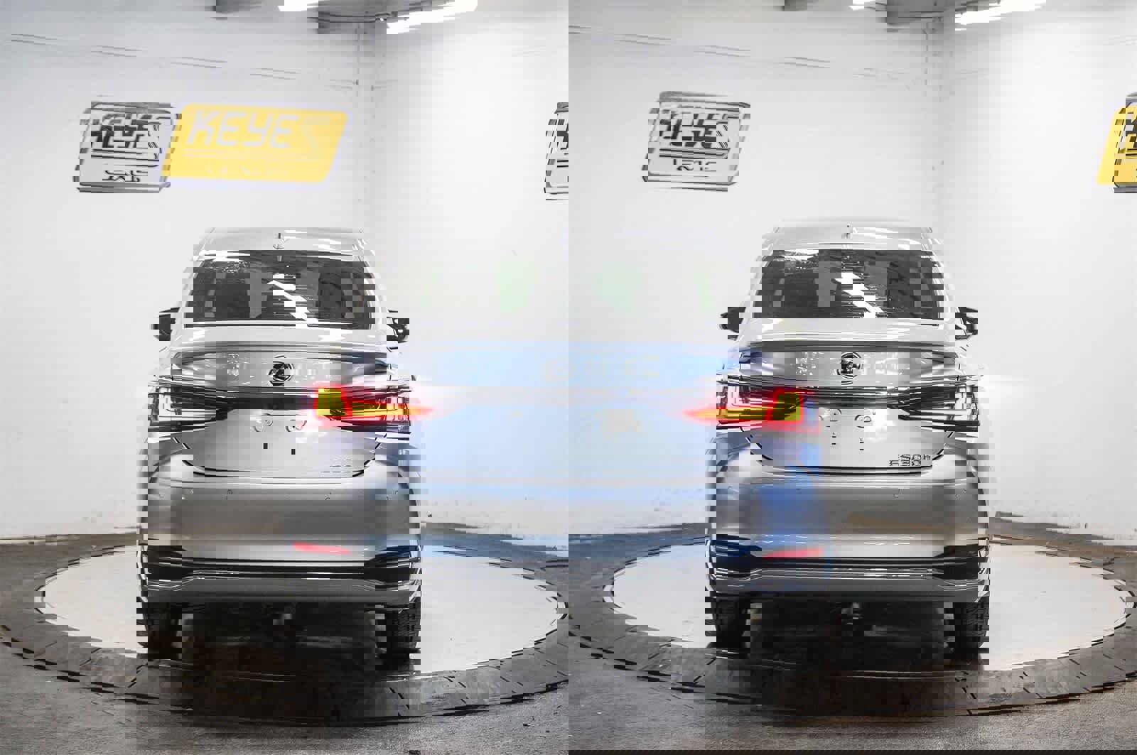 Used 2023 Lexus ES 300h w/ Premium Package image 3