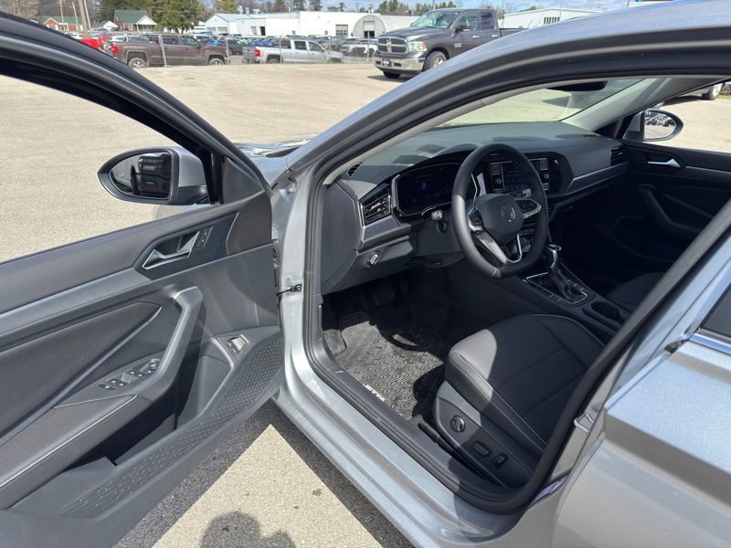 Used 2024 Volkswagen Jetta SE image 9