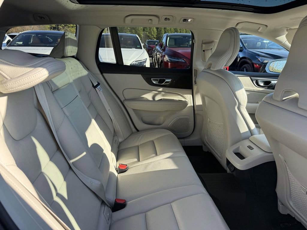 Used 2021 Volvo V60 T5 Cross Country image 16
