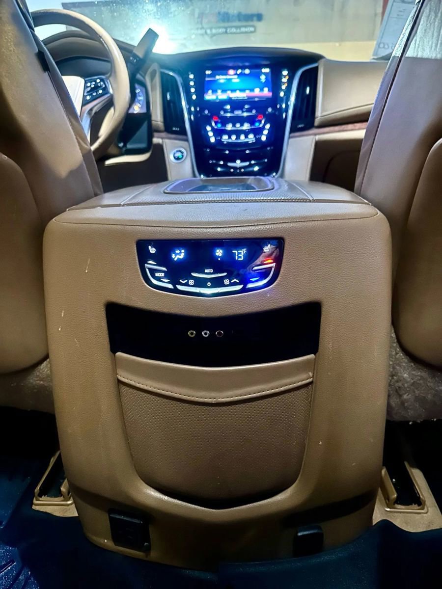 Used 2015 Cadillac Escalade Platinum image 25