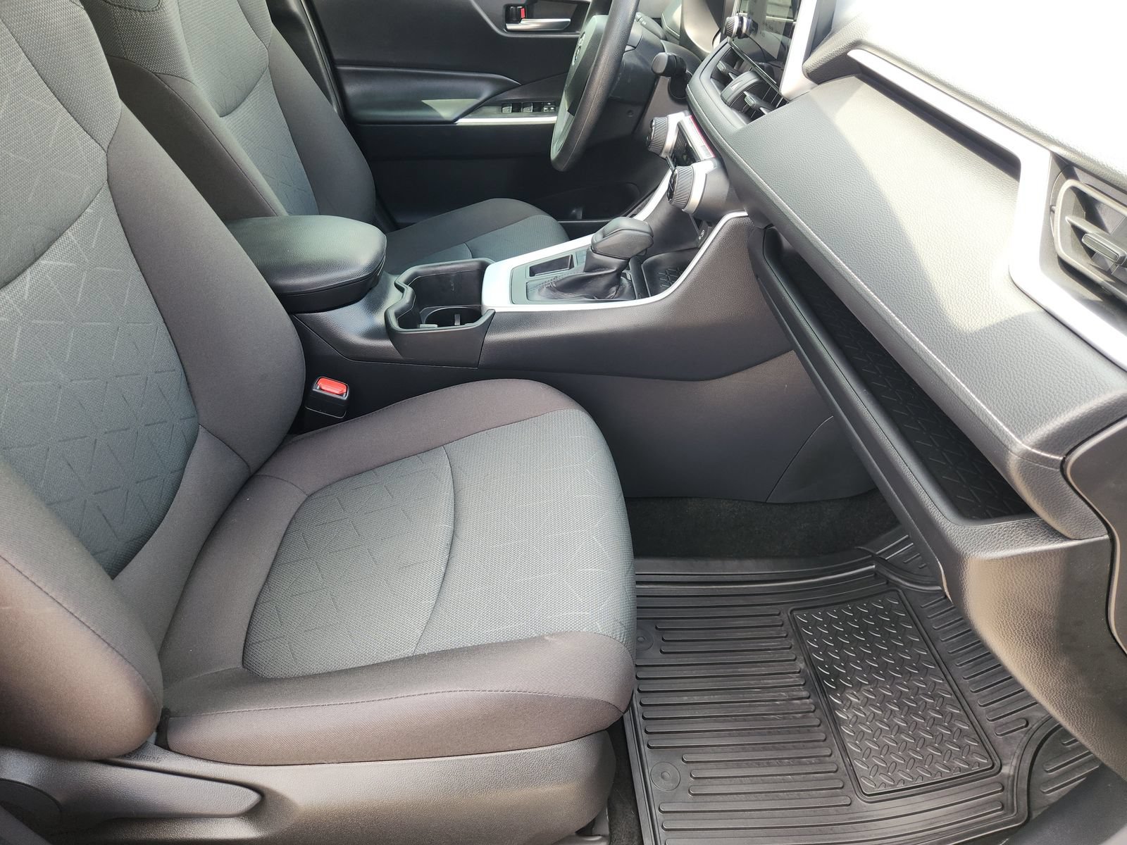 Used 2024 Toyota RAV4 XLE FWD image 17