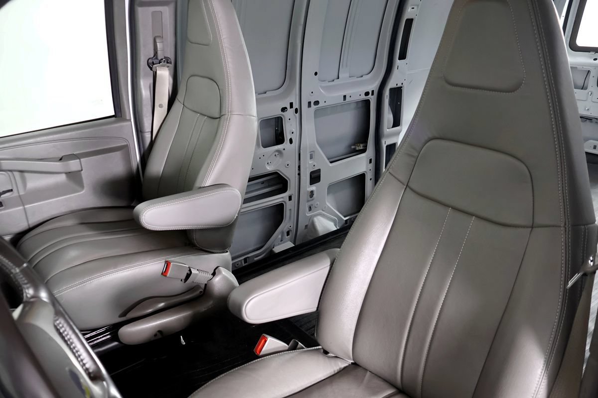 Used 2018 Chevrolet Express 2500 w/ Driver Convenience Package RWD image 27