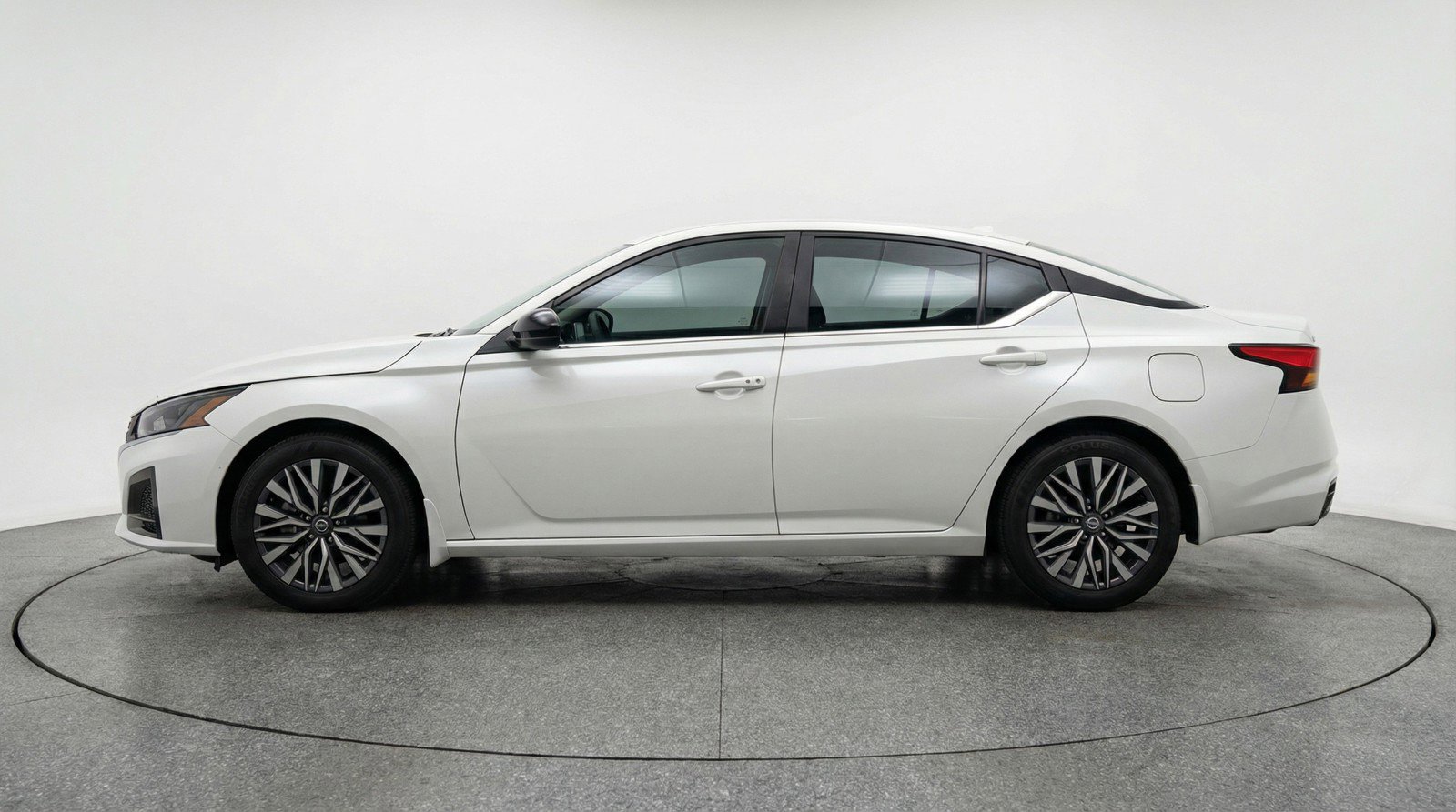 Used 2025 Nissan Altima 2.5 SV FWD image 5