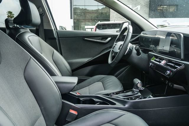 Used 2023 Kia Niro EX image 17