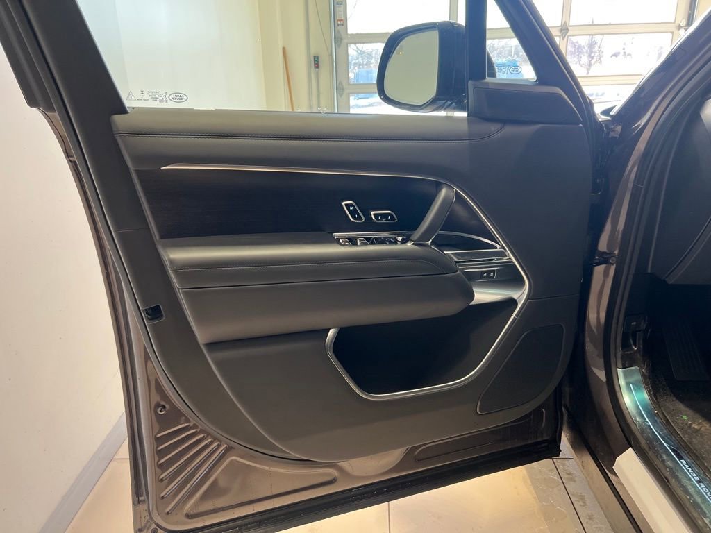 New 2025 Land Rover Range Rover Long Wheelbase SE image 30