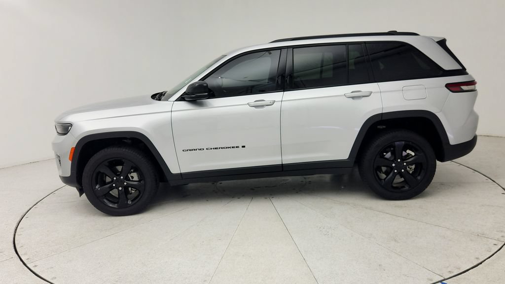 Used 2025 Jeep Grand Cherokee Limited w/ Black Appearance Package RWD image 5