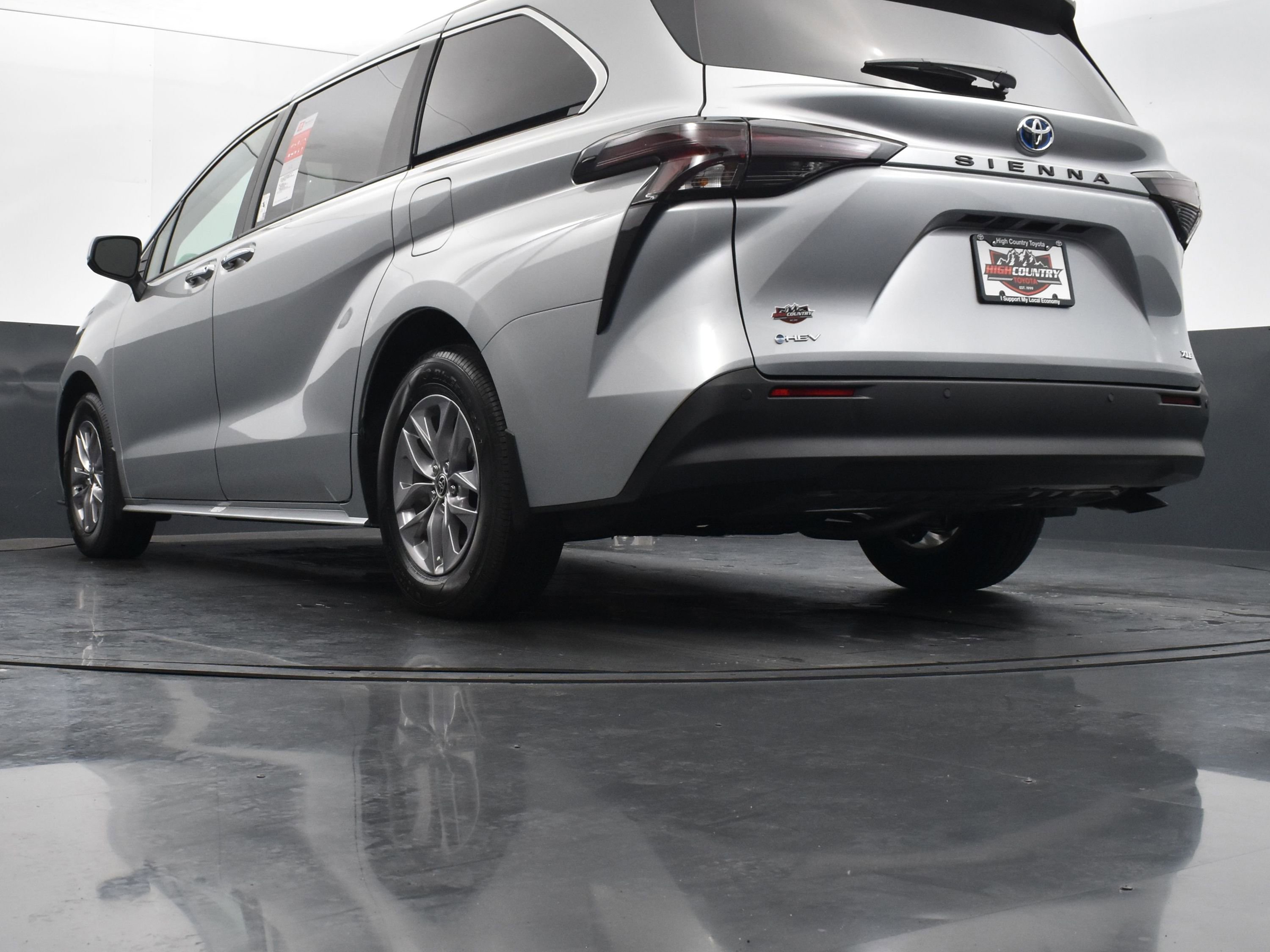 Used 2025 Toyota Sienna XLE FWD image 39