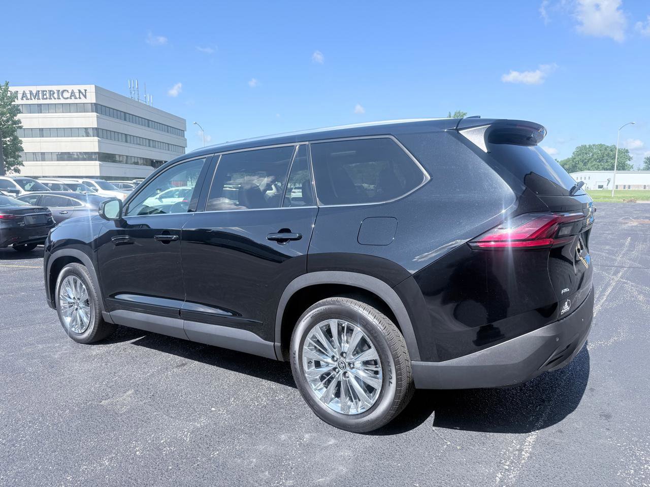 Used 2025 Toyota Grand Highlander AWD image 3