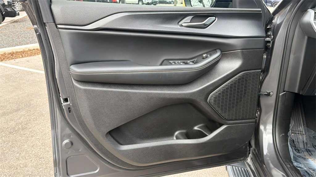 Used 2025 Jeep Grand Cherokee Laredo X w/ Luxury Tech Group I image 12