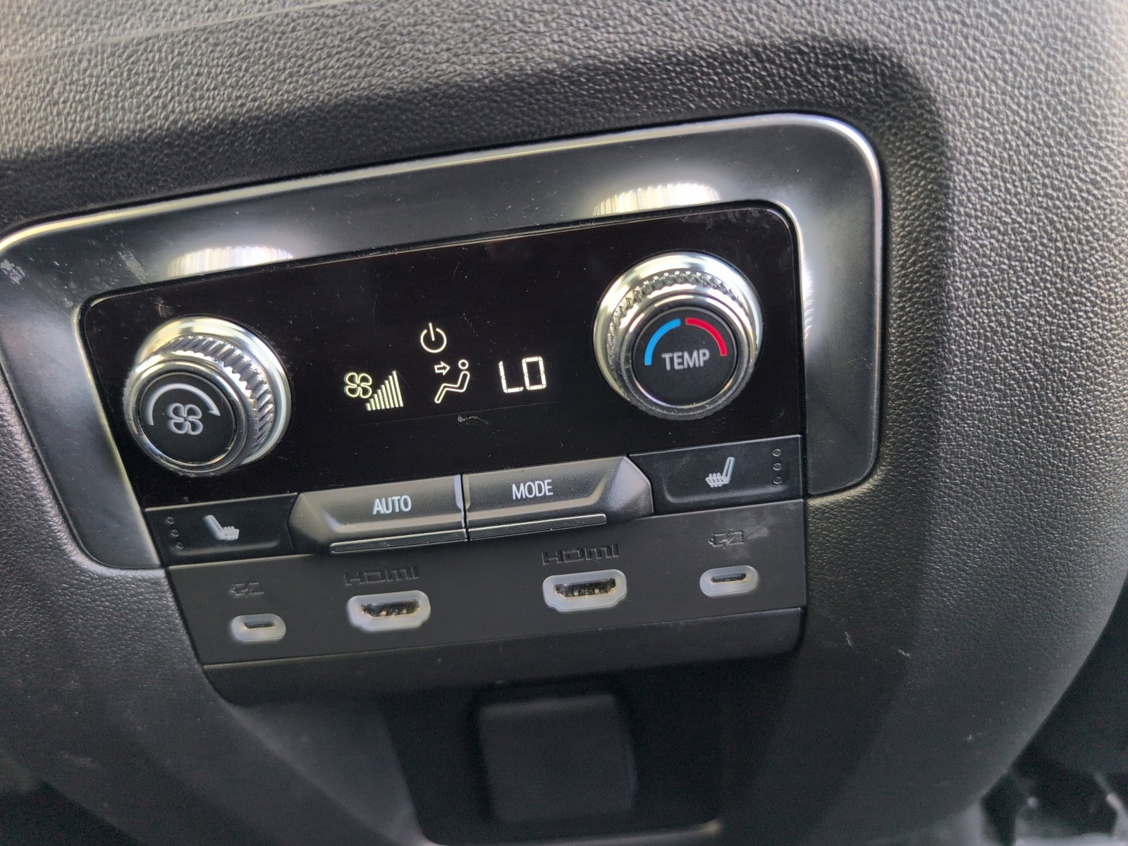 Used 2024 GMC Yukon Denali w/ Advanced Technology Package image 16