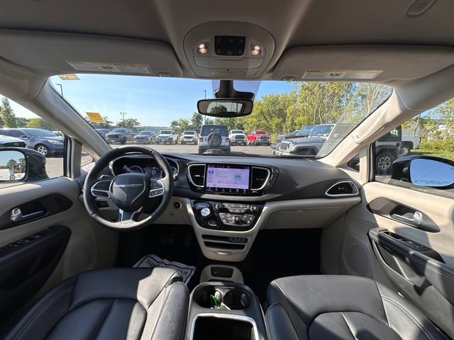 Used 2024 Chrysler Pacifica Touring-L FWD image 2