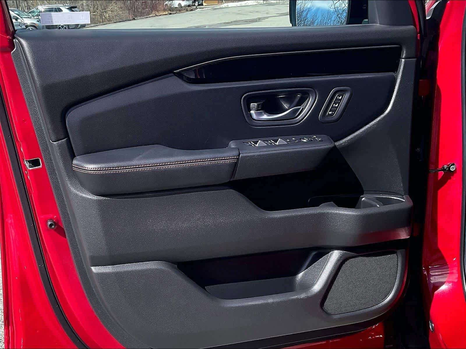 Used 2025 Honda Pilot TrailSport image 9